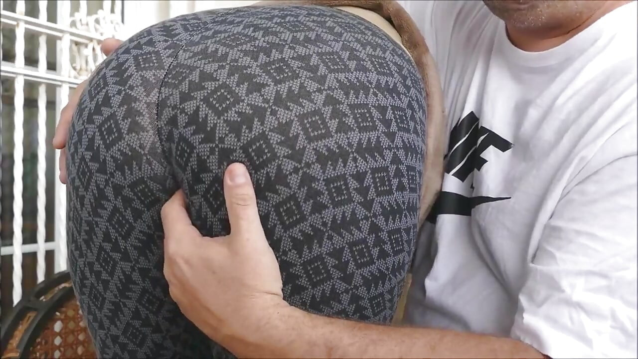 Diz götünün üzerinde yayılıyor, hafif şaplak parmaklanıyor ve yoga pantolonu ve külotla sikiliyor
