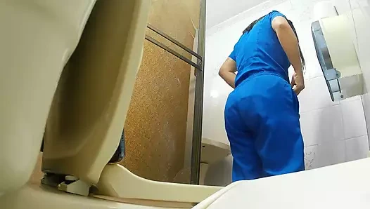 Kamera hemşireyi hastane banyosunda işerken yakalıyor (hemşire)