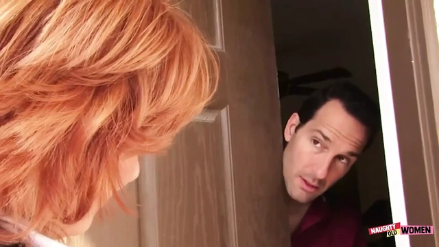 Azgın orta yaşlı seksi kadın onu evden çıkartmak yerine cinsel arzularını tatmin etmek için yarağını kullanıyor