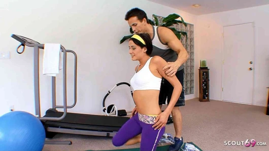 Taytlı zinde genç kız yogada fitness koçu tarafından sert aldatıyor