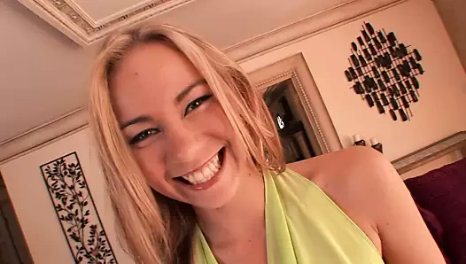 Sevimli genç traş amcık genç kız ile dövme seviyor için almak ona kedi delinmiş