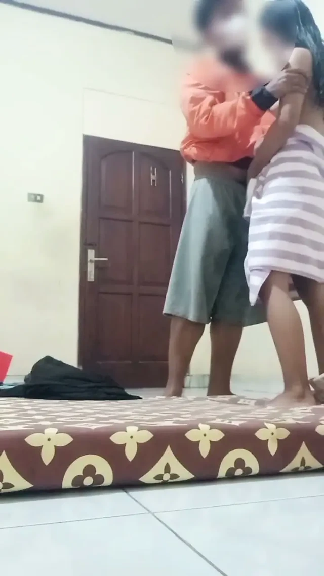 Paket görevlisiyle para için sikişiyorum