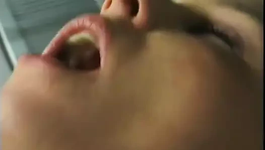 Sarışın Alman sürtük otoparkta sıkı amını siktiriyor