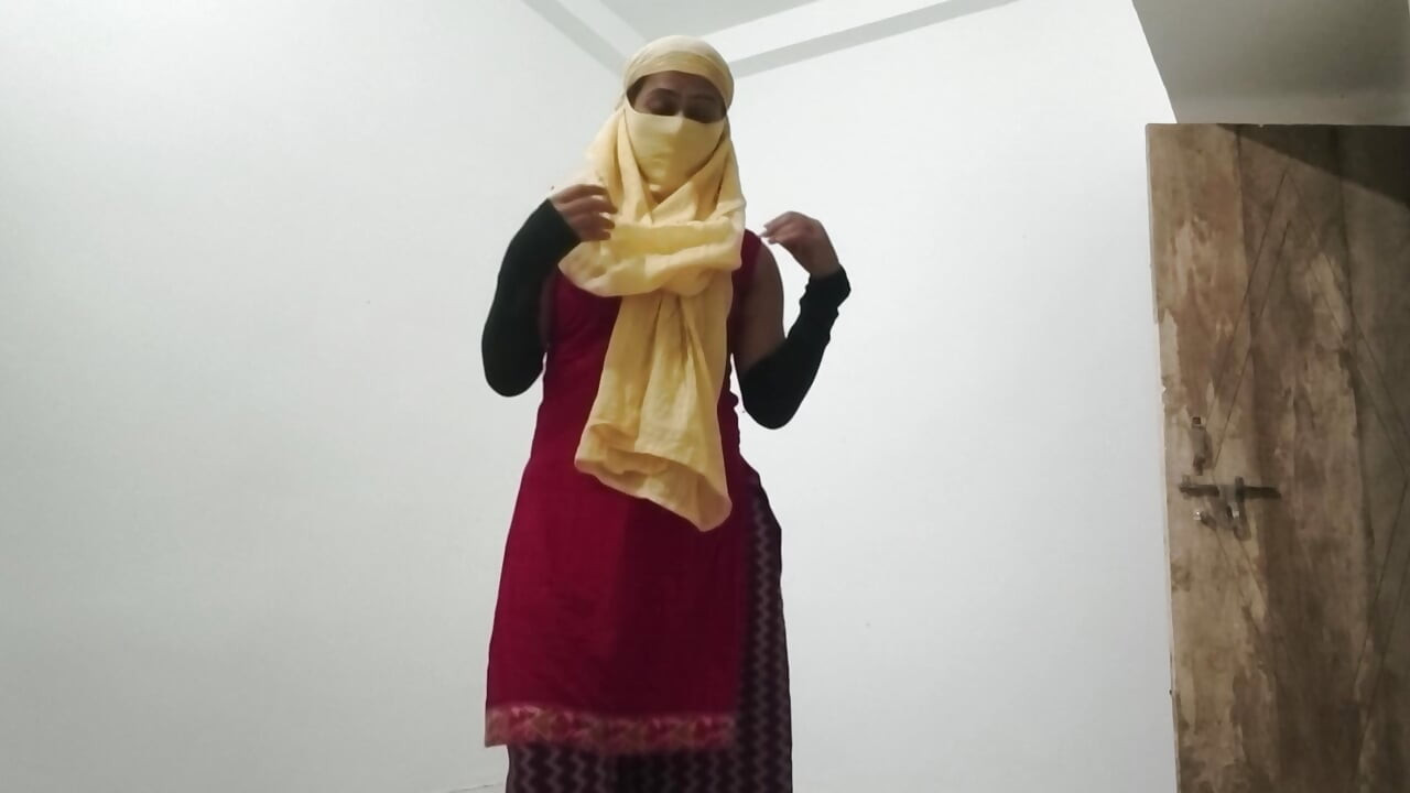 Ateşli Hintli kadın evde sert domalarak sikişiyor