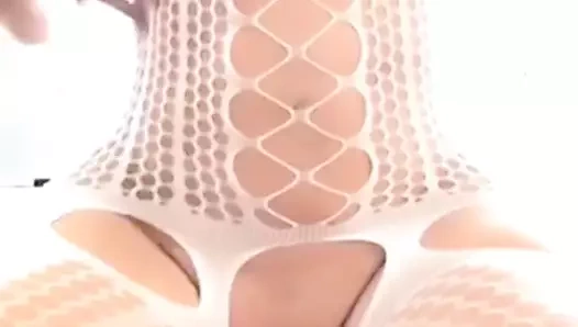 Pawg göğüsleri ve kedi ile oynama