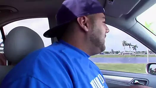 Esmer genç kız Jade istekli yarağı emiyor ve sikiyor