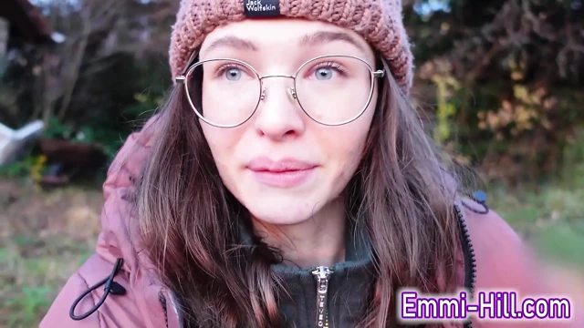 Neredeyse yakalanıyordum! Sıska kız herkesin içinde şişman amını sikiyor