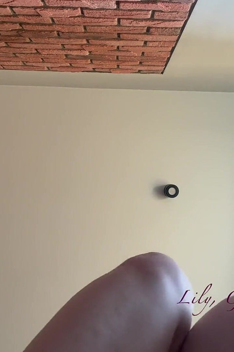 Tanrıça seni ayaklarını yalamaya zorladı, yüzüne basıyor ve seni vajina ile anüsünü yalamaya zorladı