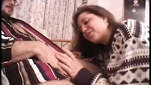 Büyük memeli edepsiz esmer sürtük yüzünü siktiriyor