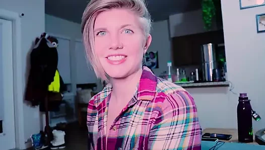 Bir hayranla tanışıyor ve yaraklarını emiyor