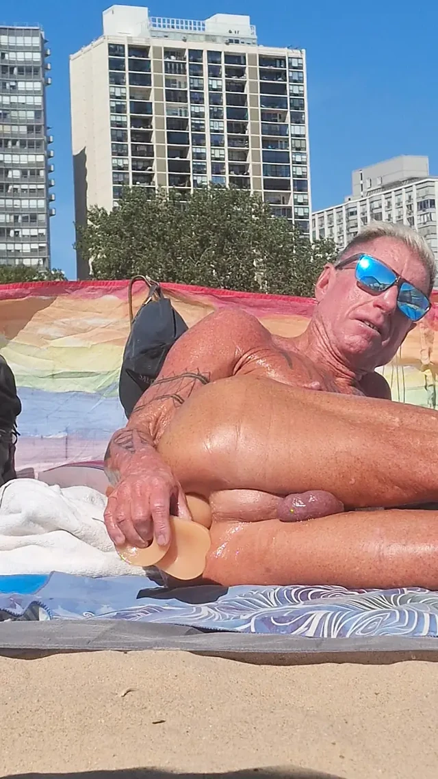 Key West yeni büyük dildosuyla plajda yağlanıyor