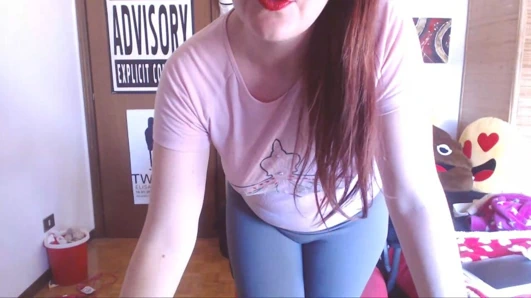 Tatlı yoga pantolonlu güzel İtalyan üvey anne gerçekten ıslak orgazm oluyor