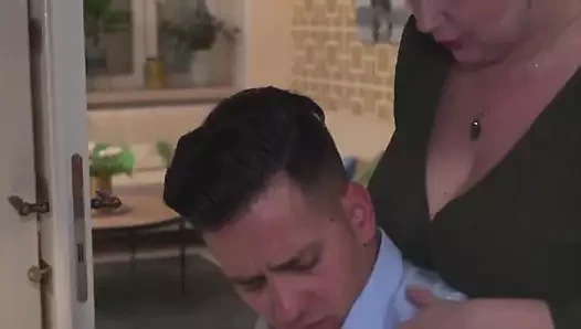 Tombul adım anneler binmek büyük musluklar oral seks çift