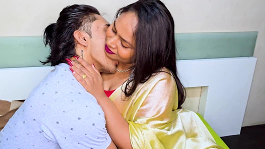 Ateşli Hintli yenge kayınbiraderi ikna ediyor ve onunla seks yapıyor