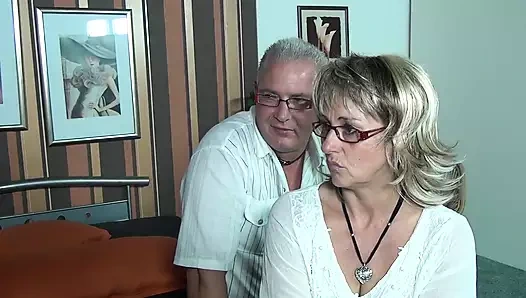 Yüksek topuklu iki en ateşli olgunla üçlü seks amcıklarında büyük yarağı paylaşıyor uyarılma ve paylaşmak için ateşli döl için istekli