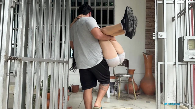 Komşum bir kaza geçirdi, ona yardım ediyorum, yarağımı enjekte ediyorum ve boşalıyor!