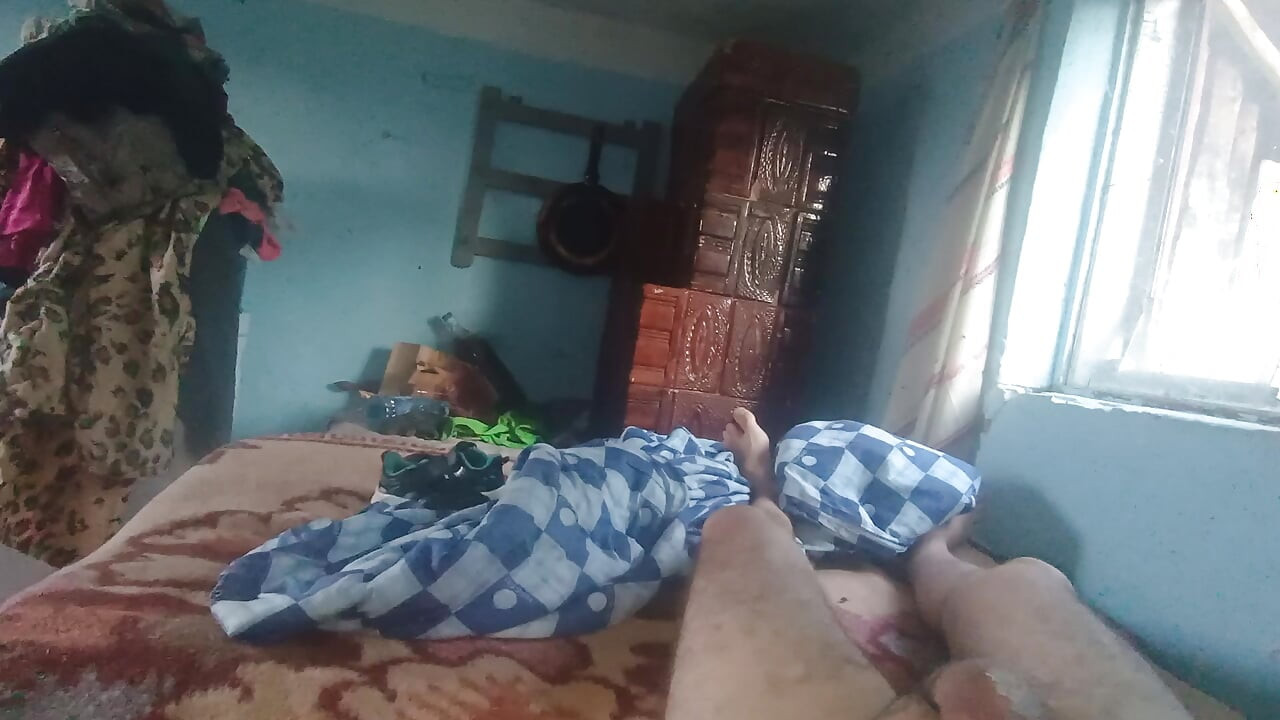Üvey kızım emiyor ve bitirmeme izin vermek istiyor ama ağzını sikiyorum fışkırtıyorum ve ağzından çıkmasına izin veriyorum ve hepsini yutuyor