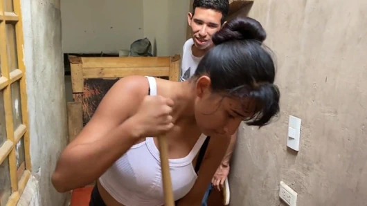 Verandayı temizliyorum ve üvey babam çamaşır odasında amımı sikmemi arıyor