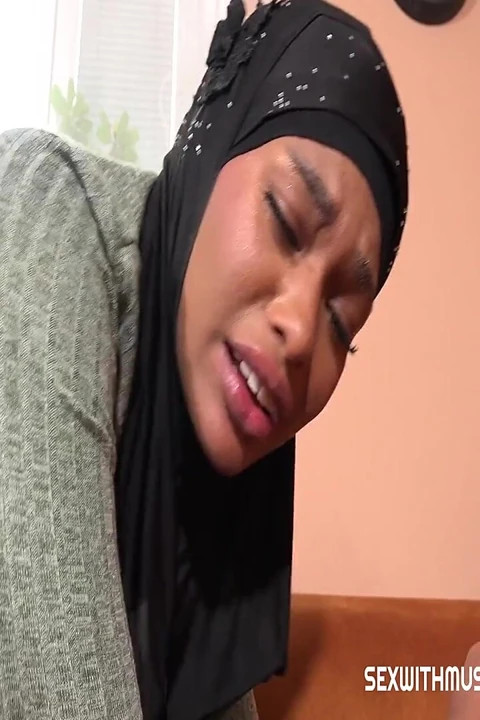 Seksi yuvarlak göt azgın bir adamı bekliyordu