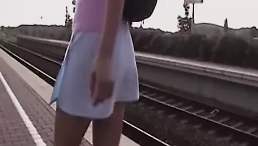 Seksi Alman bebek tek başına eğlendikten sonra ateşli garip sokmalardan sonra yarak emiyor