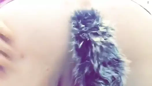 Bir kuyruk giyen şişman kız