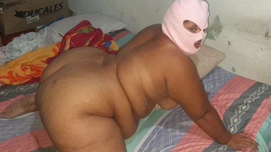 Benimle mastürbasyon yapabilirsin diye büyük götümü sallıyorum.