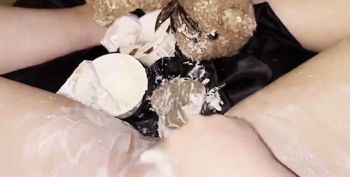 Üvey kızım yougurt ile çıldırıyor&büyük cam dildo-onu evde yalnız bırakırsam bunun olacağını bilmiyordum