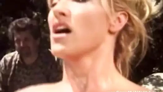 Bu busty sarışın eş değiştirmenin yattığını görün