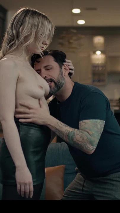 Завораживающий момент из "Сахарный папочка Заморозка трахает 18-летнюю тинку с брекетами - время остановить секс с Melody Marks