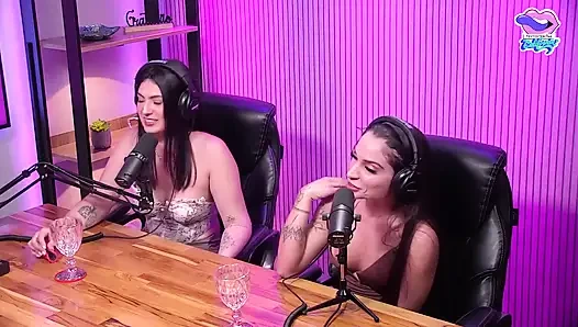Sevimli iri güzel kadın ve kız arkadaşları fahişelik edepsizce konuşuyor