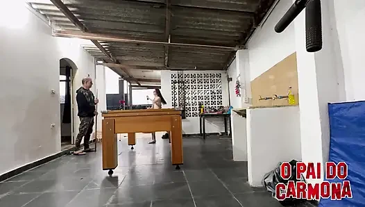 Kötü Melli'yi çıplak bırakmak bilardo oynamak