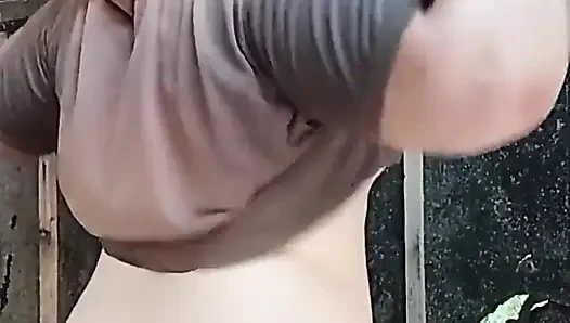 Düzgün Vücutlu Bir Kızın Sokakta Kendini Yıkamasını Izliyorum.