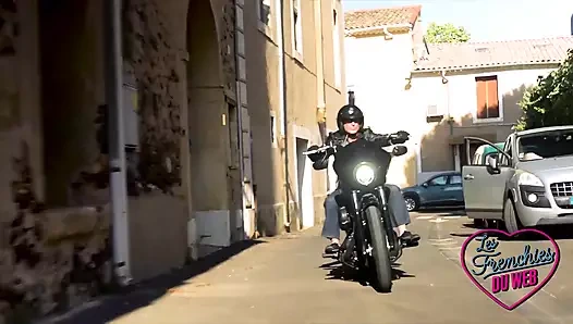 Samantha motosiklet üzerinde sikiliyor