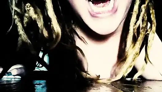 Domuz yatağımın altına saklandı şimdi oyunumu oynama zamanı geldi (ses yok)