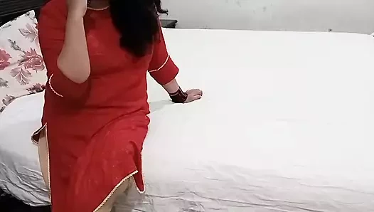 Yalnız kızın oğlanı ilk kez Hintçe sesli tam sert seks için çağırıyor