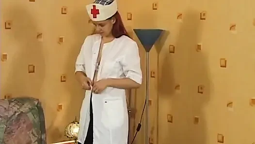 Kızıl saçlı hemşire bandajlı hastasına çılgınca biniyor