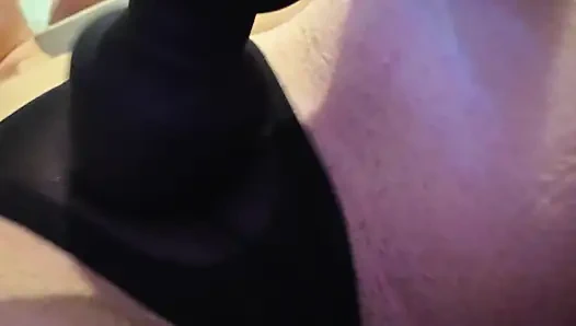 Seksi Orta Yaşlı Seksi Kadın Vibratör Yardımıyla Külotun Içinden Klitoris Orgazmı..