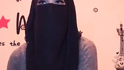 Ninja-kız göğüsleri ve altını gösterir