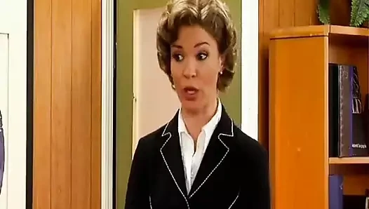 Parodi üçlü grup sekste büyüleyici orta yaşlı seksi kadınlar yarak paylaşıyor