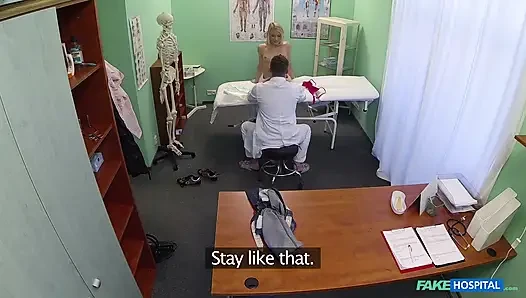 Fake hospital - tombul götlü tombul sarışın zevk için doktorun yaramaz teklifini alıyor