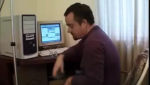 Adam ateşli kadını yatağında domaltarak sikiyor