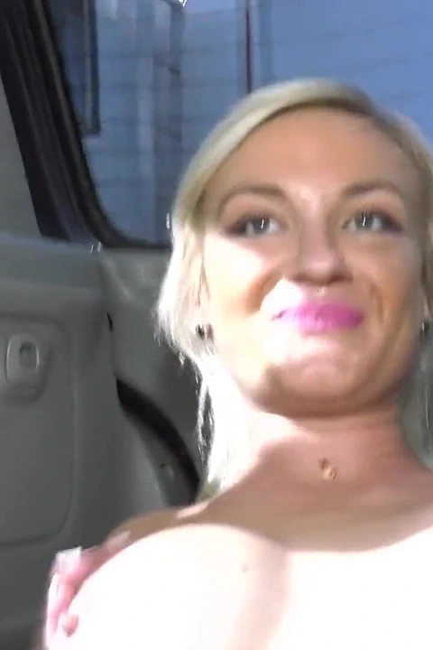 Harika sarışın orta yaşlı seksi kadın büyük Fransız yarağını emiyor 5200