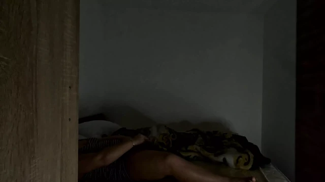 Oda arkadaşım beni filme alıyor - azgın orta yaşlı seksi kadın mastürbasyon yapıyor, sonra dildo kullanıyor