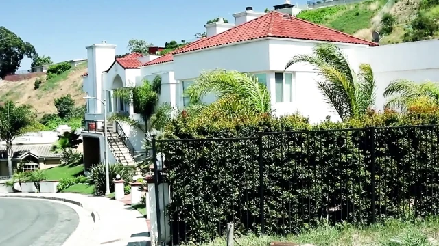 Üvey Annenin Kızı - Yaramaz Percy, Doğum Günü Üvey Anne Jessica Ryan'ı Seksi Hizmetçi Kostümüyle Sürprizler Ediyor