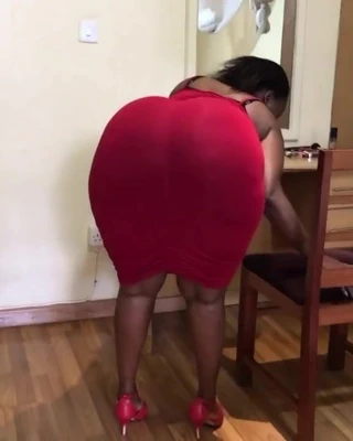 Morenasa en sexy vestido