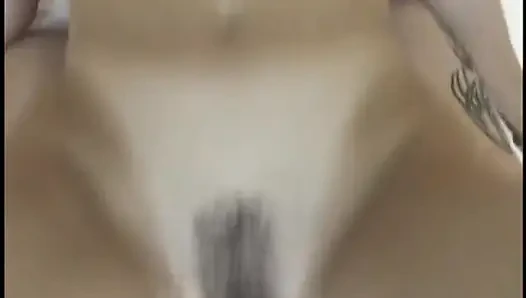 Küçük memeli şehvetli genç kız sert bir direğe oturuyor ters kovboy kız