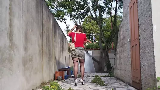 Nadejda oturuyor ve telefon ediyor