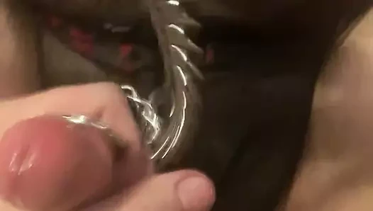 Belden bağlamalıyla babasının yarağı karşılaştırıyor