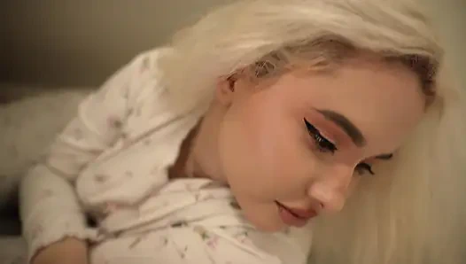 Üvey Kız Kardeş Sürekli Olarak Zaten Sikilmek Gereken En Belirgin Yerlerde Sıkışıp Kalıyor