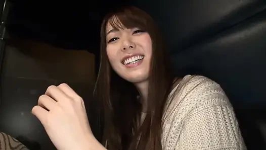 Özel bir kabinde meme uçlarımı azdırdı ve zevkle sessiz kalmamı sağladı.